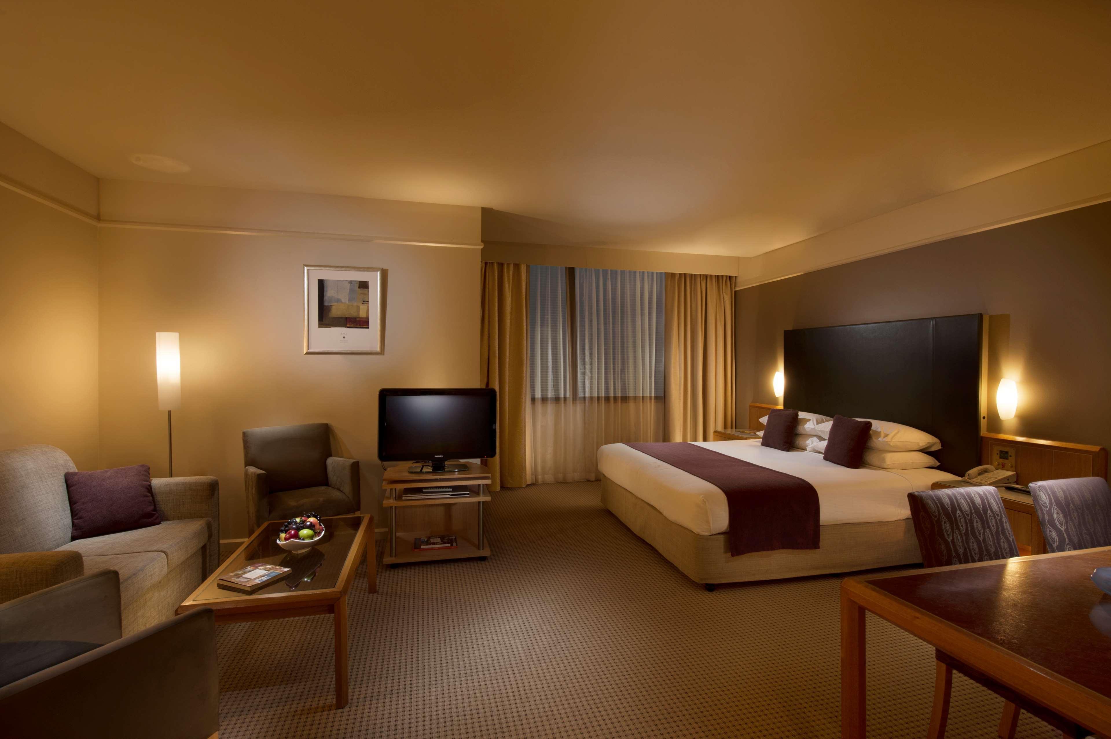 스탬퍼드 플라자 애들레이드 호텔 객실 사진 A suite at the Crowne Plaza Hotel, Parramatta, Australia