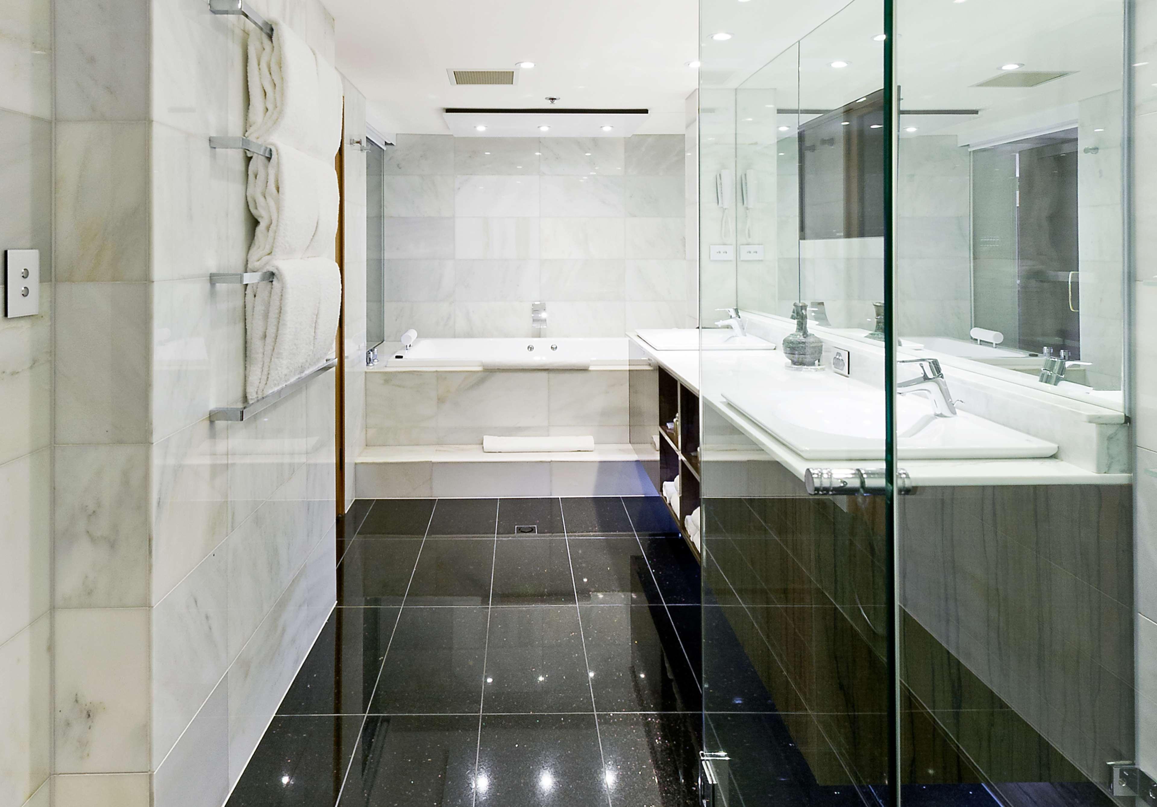 스탬퍼드 플라자 애들레이드 호텔 외부 사진 A modern bathroom