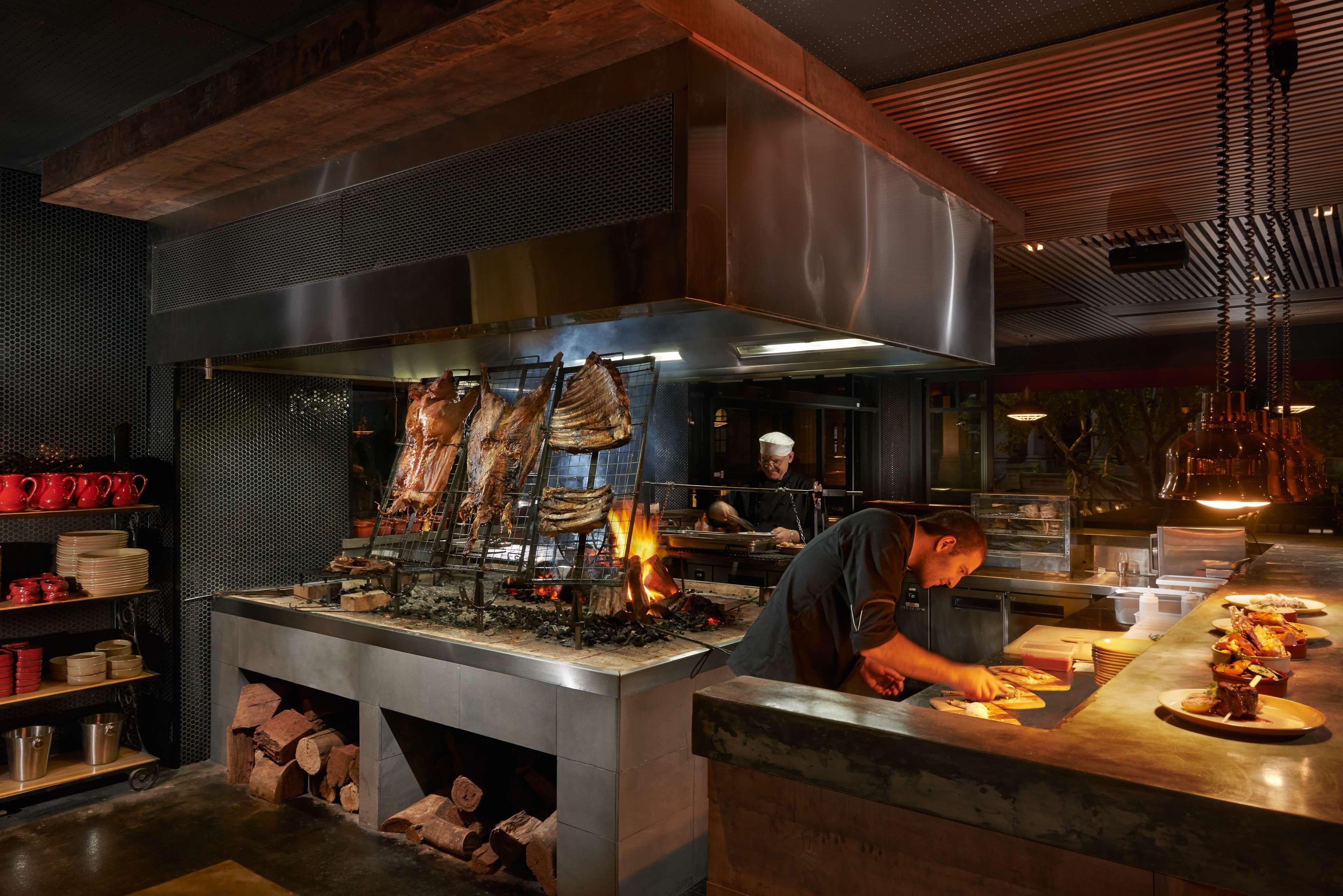 스탬퍼드 플라자 애들레이드 호텔 외부 사진 The kitchen at the restaurant